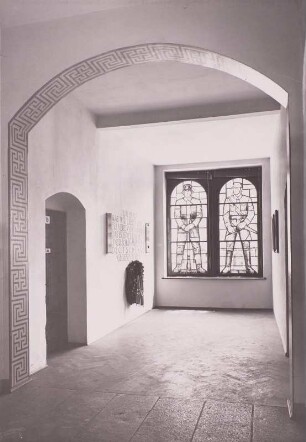 Dresden-Pirnaische Vorstadt, 18. Volksschule, Inneres, Ehrenraum mit Glasfenster mit Darstellung von Angehörigen der Wehrmacht und der SA