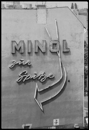 Brandmauer mit Hauswandwerbung "Minol zur Spitze" für die an der Weißenseer Spitze ansässige Tankstelle