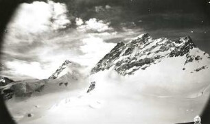 Berner Alpen. Jungfraufirn gegen Rottalhorn (3975 m) und Jungfrau (4158 m). Blick vom Jungfraujoch nach Südwest