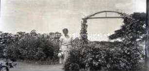 Deutsche Farmerin in einem Garten