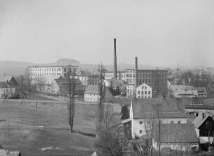Seifhennersdorf (obersorbisch Wodowe Hendrichecy), Blick vom Dach der Pianofortefabrik über die Mittelmühle zur Buntweberei P. Rentsch