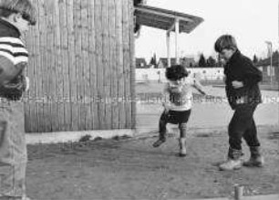 Murmelspielende Kinder (Altersgruppe bis 14)