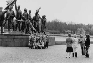 Nationale Mahn- und Gedenkstätte Buchenwald mit der Plastikgruppe des Bildhauers Fritz Cremer