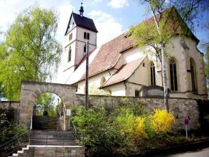 Ansicht von Südosten mit Kirche (Gotischer Neubau Jahr 1406 auf Vorgänger) über Kirchhofmauer (Kirchhof im 19 Jh als Begräbnisplatz aufgegeben und Wehrgang abgetragen)