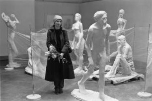 Strandszene : Die Künstlerin Thea Richter in ihrer Ausstellung im Leonhardi-Museum