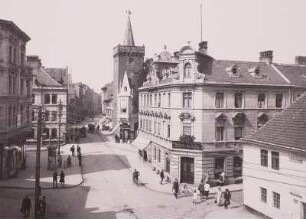 Aschersleben, Stadt : Aschersleben. Breite Straße. Befestigungsturm in Straßenfront eingebunden