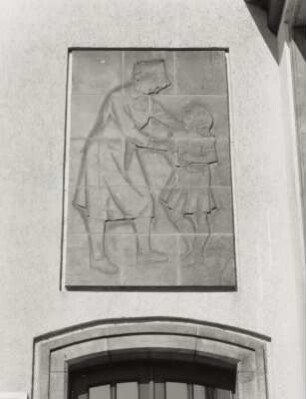 Krankenschwester mit Mädchen