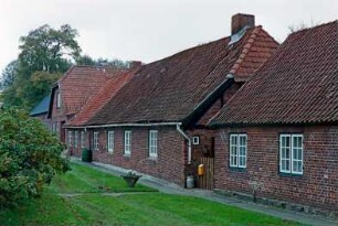 Gut Jersbek: Allee 4: traufständiges Wohnhaus aus Backstein: Straßenfront, hinten Querflügel mit Eingangstür: vorne rechts Landarbeiterkate aus Backstein [angeschnitten]