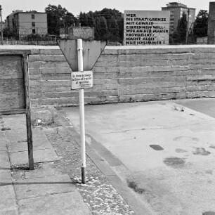 Berliner Mauer : Berlin. Hinweisschilder an der Berliner Mauer