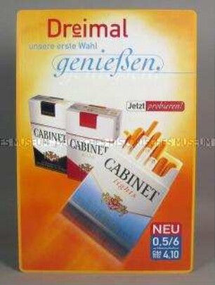 Werbeschild (beidseitig) mit Werbeaufdruck für "CABINET würzig"-, "CABINET mild"- und "CABINET lights"-Zigaretten, "Dreimal unsere erste Wahl genießen."