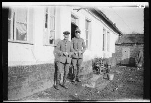 Péronne (Dep. Somme, Frankreich): Prinz Adalbert und Hauptmann von Besserer vor der Unterkunft