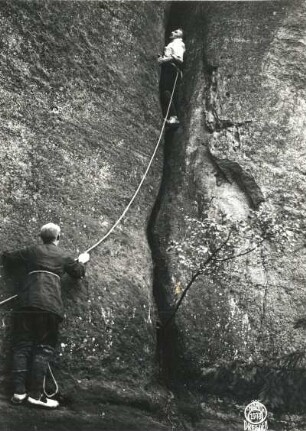 Sächsische Schweiz, Schmilka. Böhmeturm. Seilschaft Schleiß im Riß des Gipfelstürmerweges