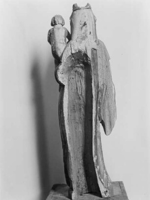 Linker Seitenaltar: Marienaltar — Mittelschrein mit der Madonna, gerahmt von vier weiblichen Heiligen — Madonna