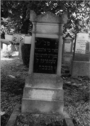 Grabstein 22 (Index: 100086642) Material: Sandstein mit schwarzer Platte Zustand: Sockel leicht verwittert Maße HxBxT: 138x51x23 cm Beschreibung: Stele, getreppter Sockel, Giebel mit Eckakroteren, Schrifttafel rechteckig: Grabstein 22 (2)