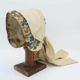 Weiße Trachtenhaube mit Perlenstickerei und Dekorativem Band in Creme