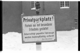 Kleinbildnegative: Privates Parkplatzschild, 1979