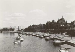 Dresden, Blick von der Augustusbrücke elbaufwärts zum Terrassenufer und zur Brühlsche Terrasse mit ablegendem Dampfer