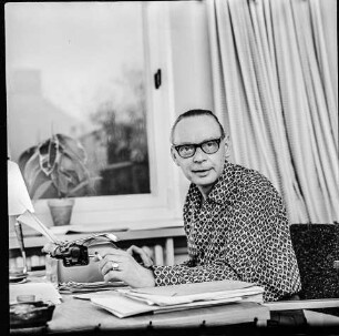 Der Schauspieler Walter Jupé am Schreibtisch, 1965. SW-Foto © Kurt Schwarz.