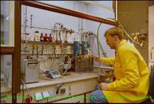 Laborarbeiten an einer Schutzgasanlage im Institut für Technische Chemie/Chemisch-Physikalische Verfahren (ITC/CPV)