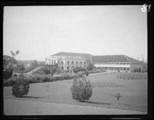 Johor (Malaysia): Herrschaftliches gewinkeltes zweistöckiges Haus ("Sultantspalast") mit breiter Freitreppe und Parkanlage davor