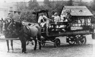 Triebischtal-Garsebach. Müllerfestwagen beim Heimat- und Schulfest in Garsebach, 1956/57, Repro
