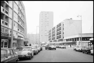Cherbourg: wiederaufgebaute Altstadtstraße mit Hochhaus