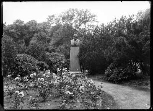 Husum. Theodor Storm Denkmalbüste, Schlosspark