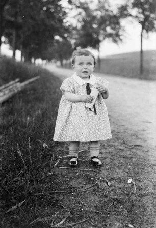 Mittelsachsen, Kinderportrait : Mittelsachsen. Mädchen mit Spielzeug