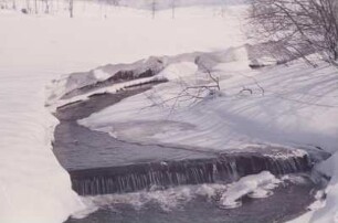 Blick auf einen Bach im Erzgebirge im Winter