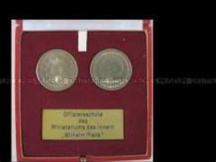Medaillen der Offiziersschule des MdI "Wilhelm Pieck", im Etui