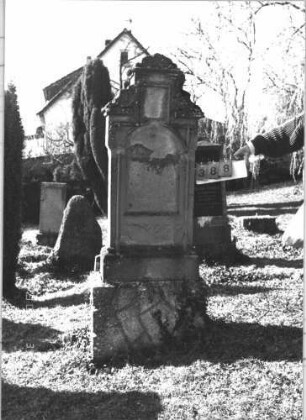 Grabstein 388 (Index: 99786176) Zustand: Inschrifttafel fehlt, Rückseite leicht verwittert Maße HxBxT: 203x64x27 cm: Grabstein 388