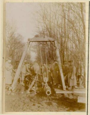 Foto über die Bergung des in den Morast eingesunkenen Geschützes
