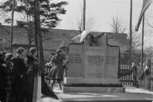 Enthüllung des erneuerten Denkmals für Handrij Zejler in Lohsa. : Wotkryće wobnowjeneho pomnika Handrija Zejlerja we Łazu.
