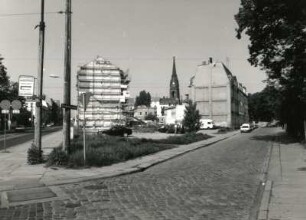 Dresden-Äußere Neustadt. Bautzner Straße/Einmündung Prießnitzstraße. Blick nach Westsüdwest über Baustandort "Hundertwasser-Wohnkomplex" gegen Turm der Martin-Luther-Kirche
