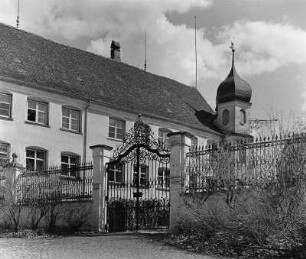 Isny im Allgäu. Ehemalige Benediktinerabtei Sankt Georg. Klostergebäude (bis 1657; M. Beer). Ansicht mit Toranlage