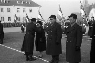 Freiburg: Jean-Bart-Kaserne; General Berny: Orden an Frau
