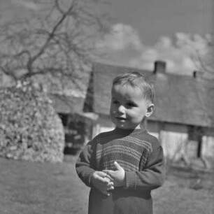 Ostern in Burg-Kauper. Kinderporträt. : Jutry w Kupaŕskich Bórkowach. Portret dźěsća.