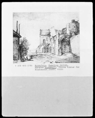 Straße hinter der Stadtmauer