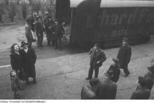 Dresden, Gruna, Falkensteinplatz. Einzug der ersten Mieter, der Familie Voigt, in den wiederaufgebauten Wohnblock, Anwesend u.a. Oberbürgermeister Weidauer, 16. November 1949