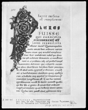 Evangeliar — Initiale P(lures fuisse), Folio 8recto