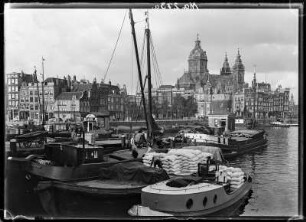 Amsterdam, Niederlande. Blick über eine Anlegestelle mit Booten zur Basilika St. Nikolaus
