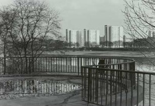 Dresden. Blick von den Anlagen am Neustädter Brückenkopf der Albertbrücke über die Elbe nach Johannstadt mit der Hochhausgruppe am Käthe-Kollwitz-Ufer