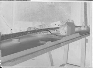 Staustufe Schweinfurt. Straßenbrücke. Modellauschnitt der neuen Straßenbrücke über Main und Saumain. Treppenabgänge beim Pfeiler 2.