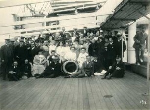 Gruppenbildnis mit zahlreichen Touristen an Deck des Hochseepassagierdampfers "Cleveland"