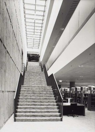 Haupttreppe (Treppe von der Ebene -2 zur Ebene 0)