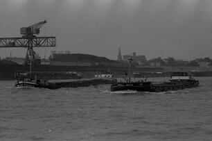 Duisburg: Hafenrundfahrt, Rheinfrachter