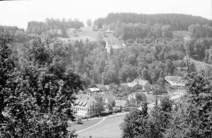 Eglofs: Blick vom Kirchplatz ins Argental mit Schloss Syrgenstein