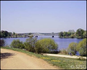 Potsdam, Park Babelsberg, Blick vom Park über den tiefen See auf die Glienickerbrücke.