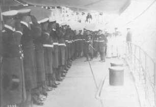 Kaiser Wilhelm II. und Begleitung beim Abschreiten der Front angetretener Offiziere : Seiner Majestät Schiff "Hansa" vor Balholm (Norwegen). Kaiser Wilhelm II. und Begleitung beim Abschreiten der Front angetretener Offiziere