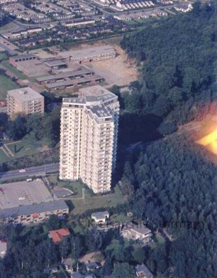 Sachsenwald-Hochhaus (Hamburger Straße 49): Luftbild: im Hintergrund Grundschule Klosterbergen und Wohngebiet, rechts Wald
